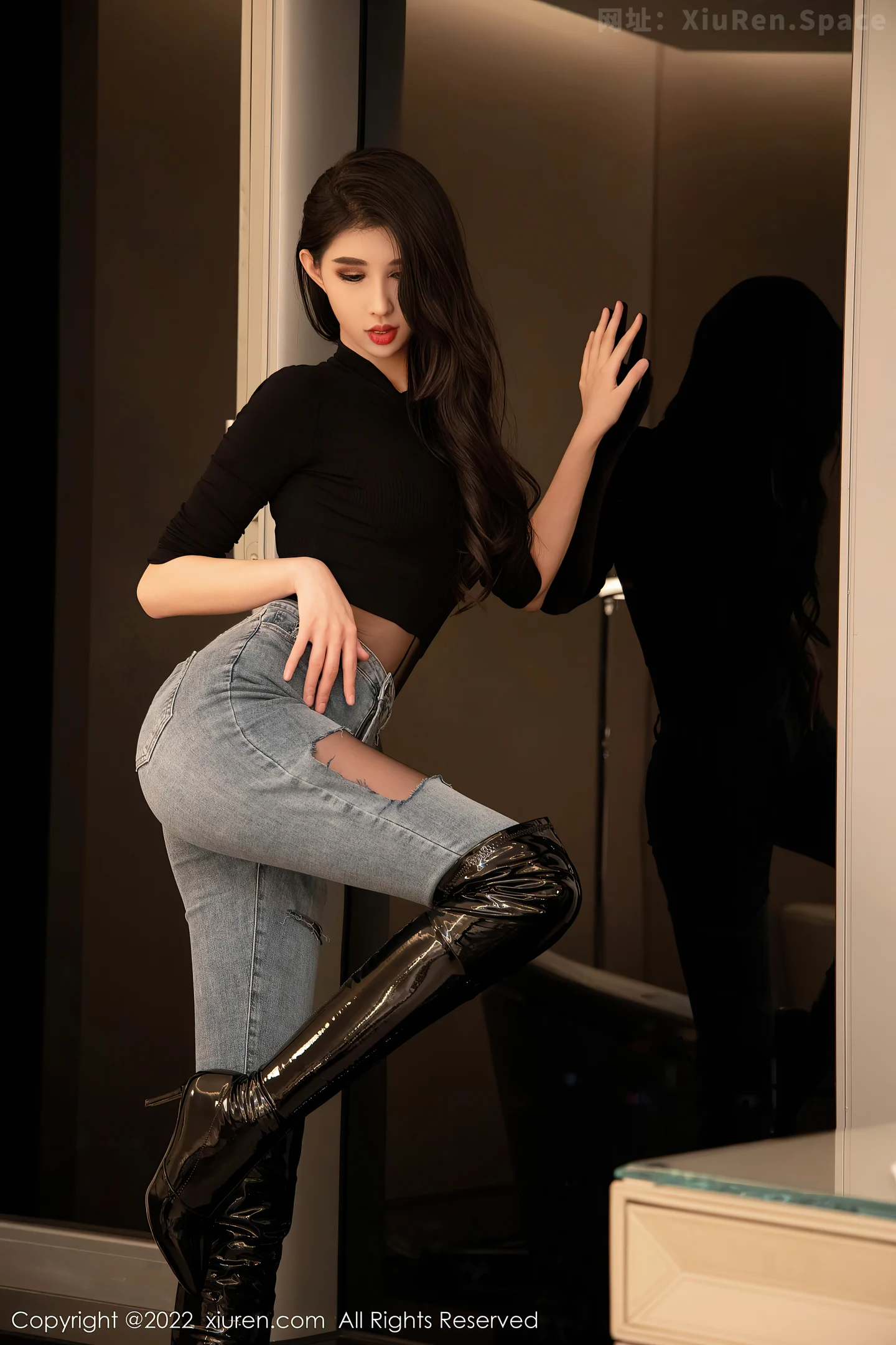 图片[4]-[XiuRen秀人网]VOL.5076 模特葛征西双版纳旅拍黑色服饰配牛仔裤半脱露性感内衣诱惑写真53P-秀人网官方网站